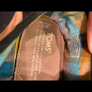 black lace up toms